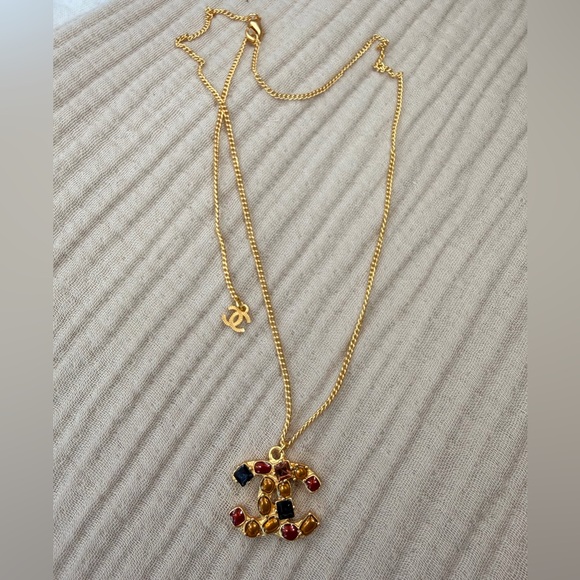 🍁✨CHANEL Gold-Tone CC Pendant Necklace with Multicolor Gem Accents - Picture 5 of 14